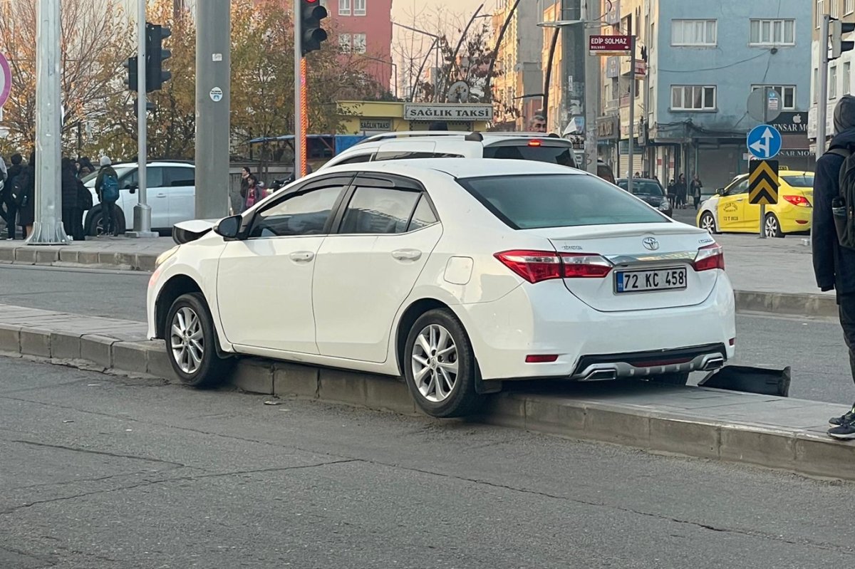 Kontrolden çıkan otomobil elektrik direğine çarptı