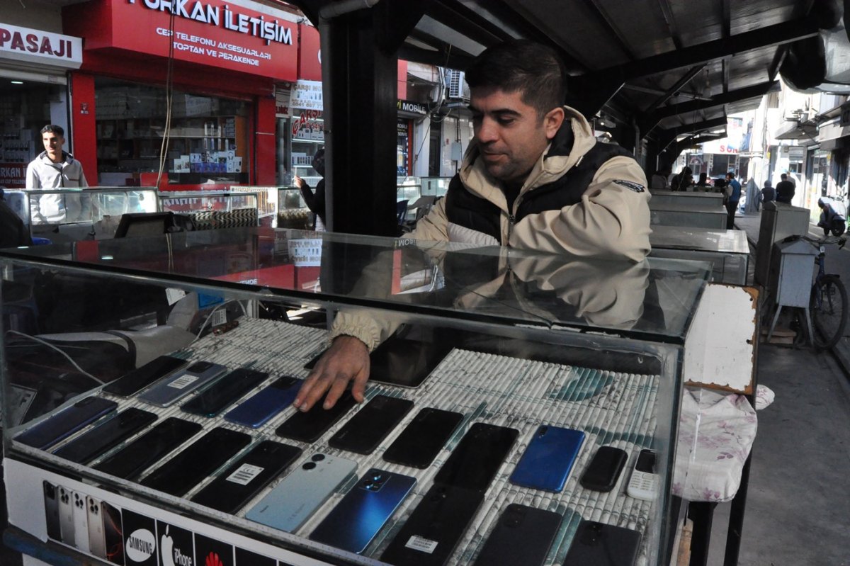 "Telefoncular Pazarı" esnafı, zorlu hava koşullarına rağmen tezgâhlarının başında