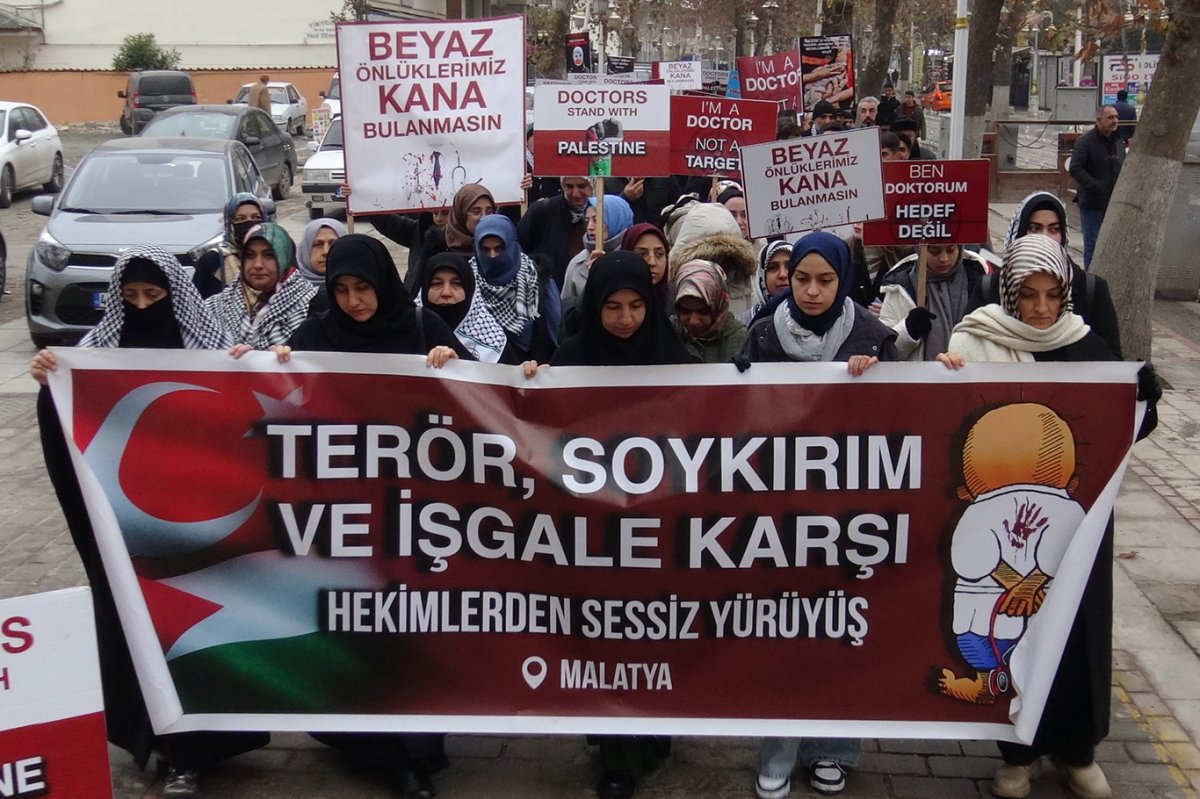 Hekimler ve sağlık çalışanları 56 haftadır Gazze'de yaşanan soykırıma karşı yürüyor