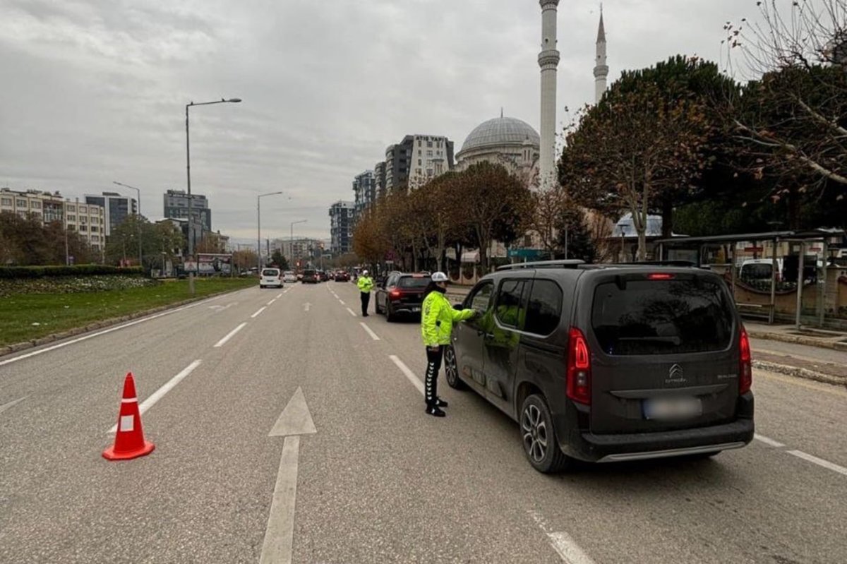 Bursa'daki trafik denetimlerinde binlerce araç sürücüsüne ceza kesildi