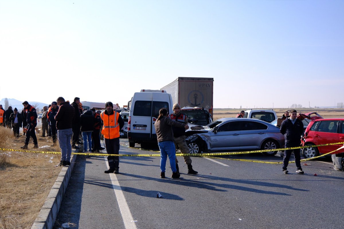 Van’da onlarca aracın karıştığı zincirleme trafik kazası kameralara yansıdı