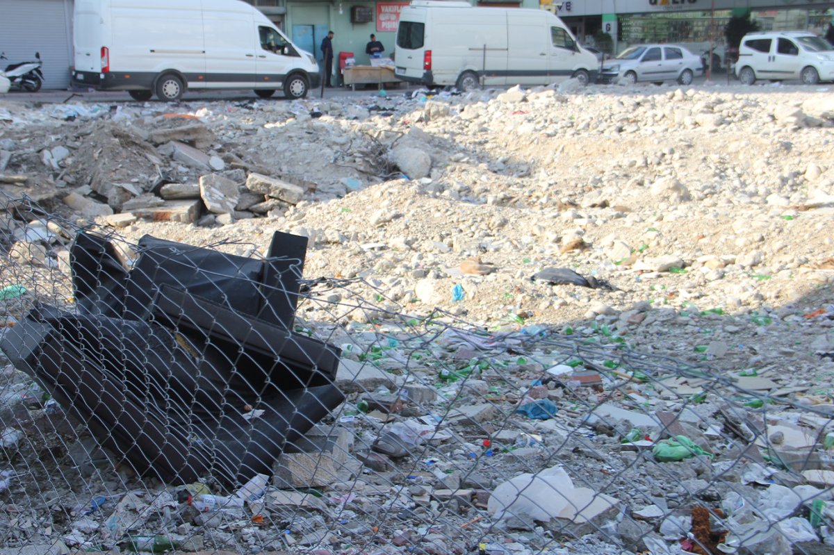 Vakıflar Sarayı’nın enkazı esnafı mağdur ediyor