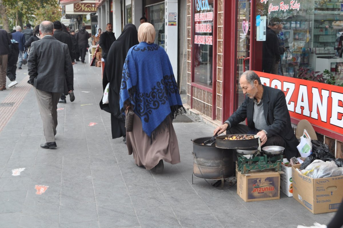 40 yıldır kestane satarak ailesinin geçimini sağlıyor