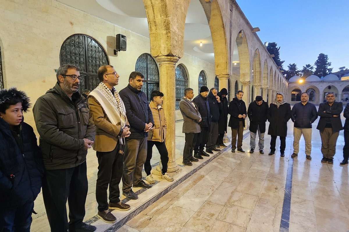 Hür Gençlik sabah namazında buluştu