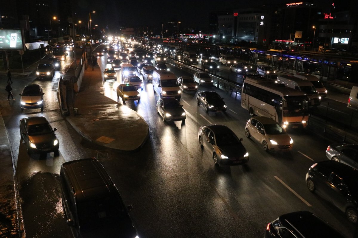 Haftanın ilk iş gününde İstanbul'da trafik yoğunluğu zirvede