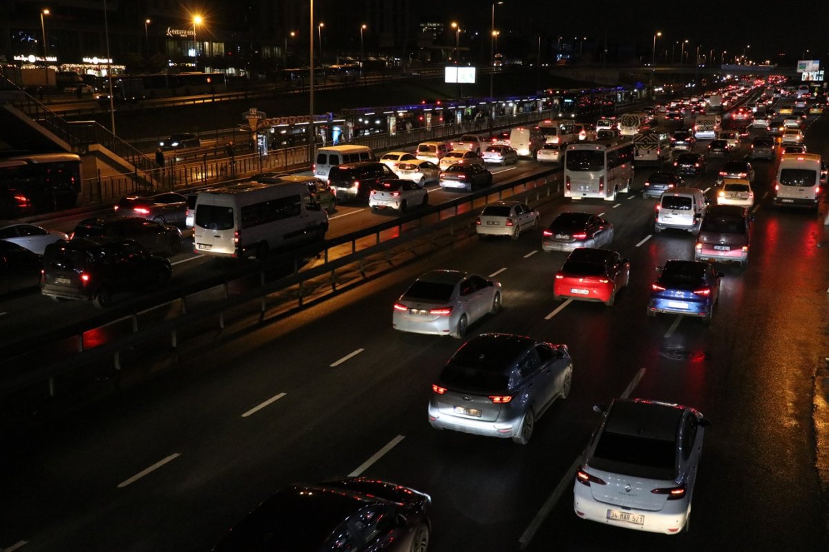 Haftanın ilk iş gününde İstanbul'da trafik yoğunluğu zirvede