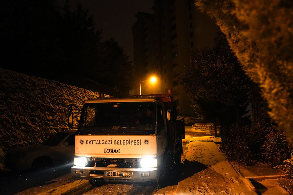 Kar yağışının etkili olduğu Battalgazi'de ekipler yolları açık tutmak için çalışıyor