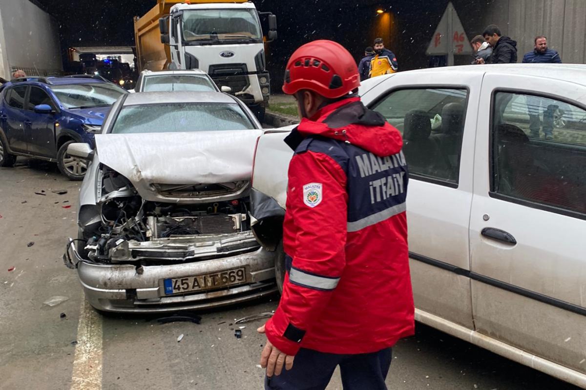 Malatya'da 7 araç birbirine girdi: 6 yaralı