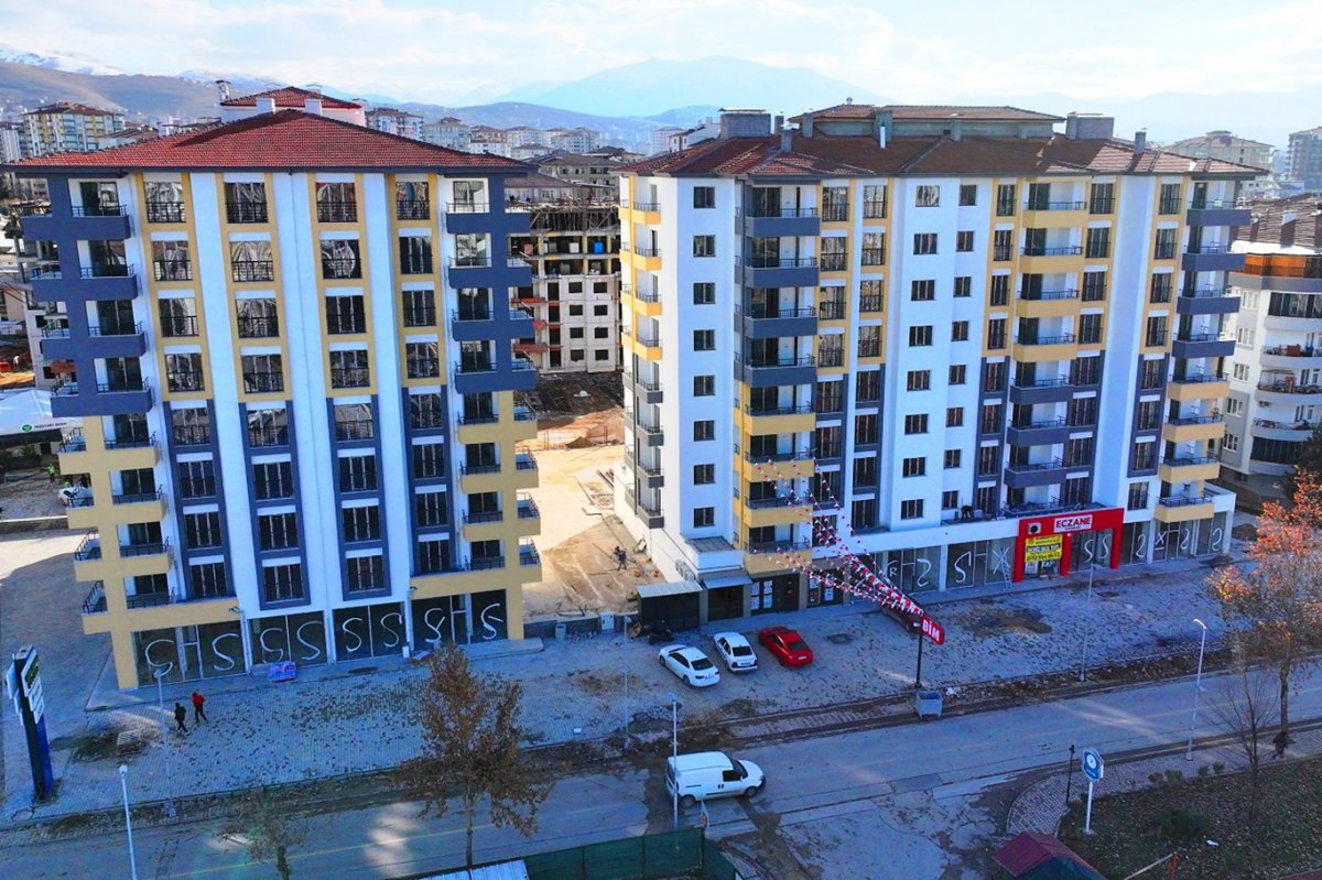Yeşilyurt Belediye Başkanı Geçit, kentsel dönüşüm konutlarını inceledi