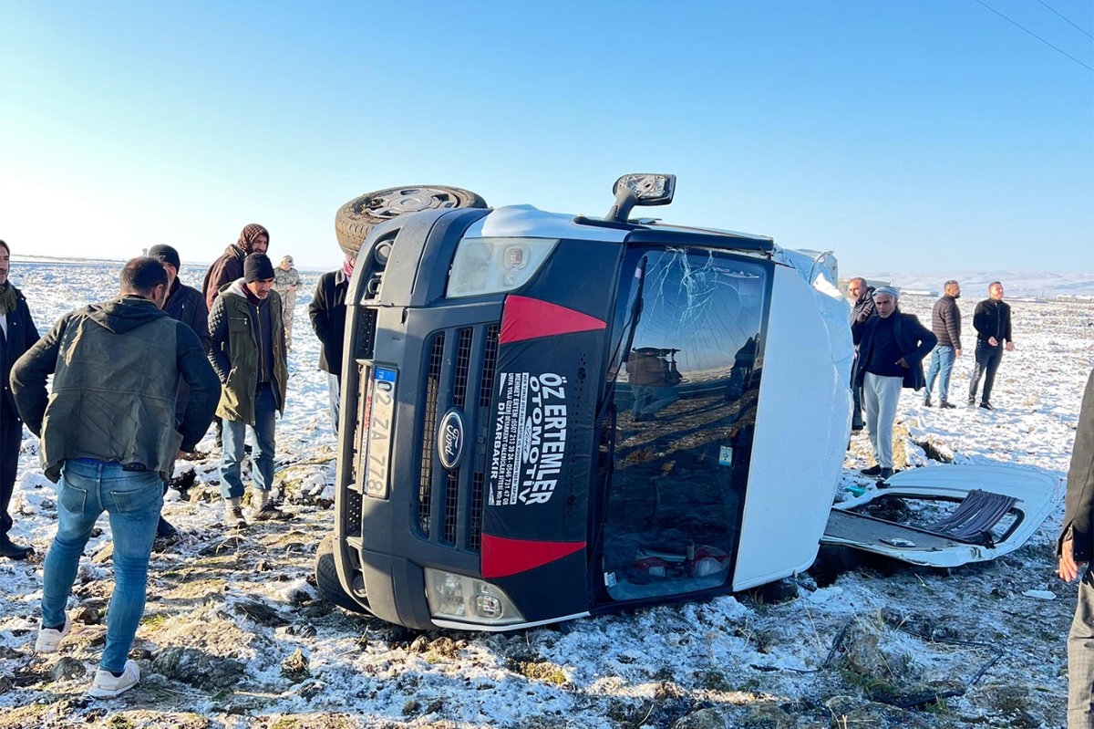 Diyarbakır'da öğretmen servisi kaza yaptı: 13 yaralı