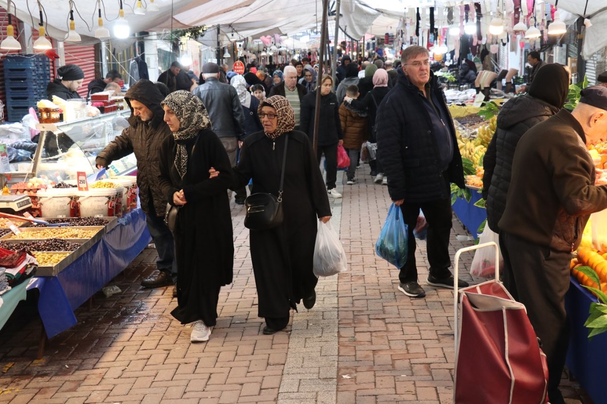 Semt pazarlarındaki fiyatlardan pazarcılar da şikayetçi