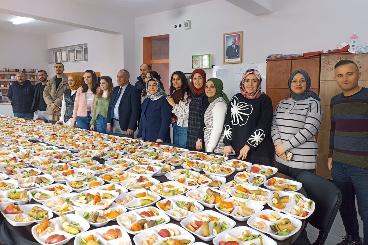 Muradiye'de öğrencilere meyve şenliği