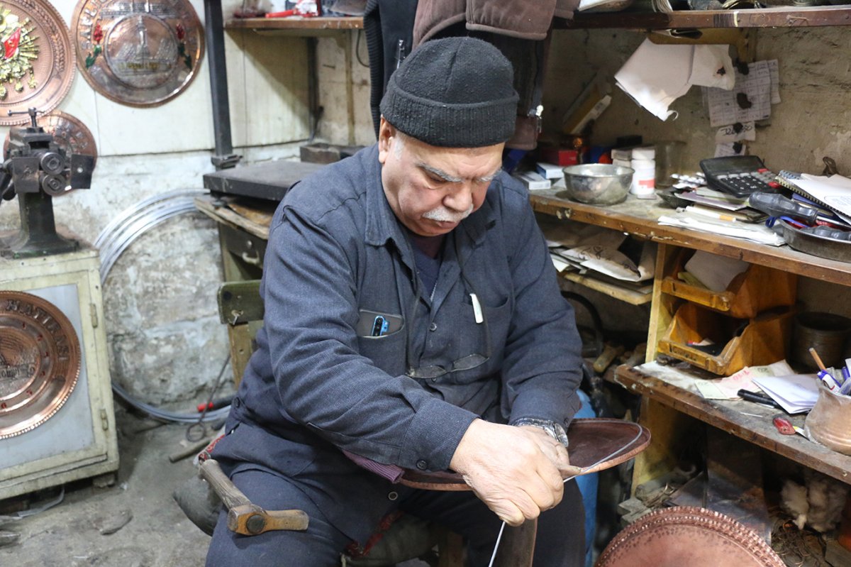 Bakırcılar, soğuk havaya rağmen işlerinden vazgeçmiyor