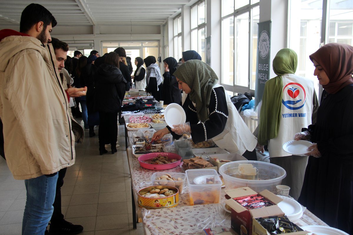 Dicle Üniversitesinde Gazze yararına kurulan kermes bugün de devam ediyor