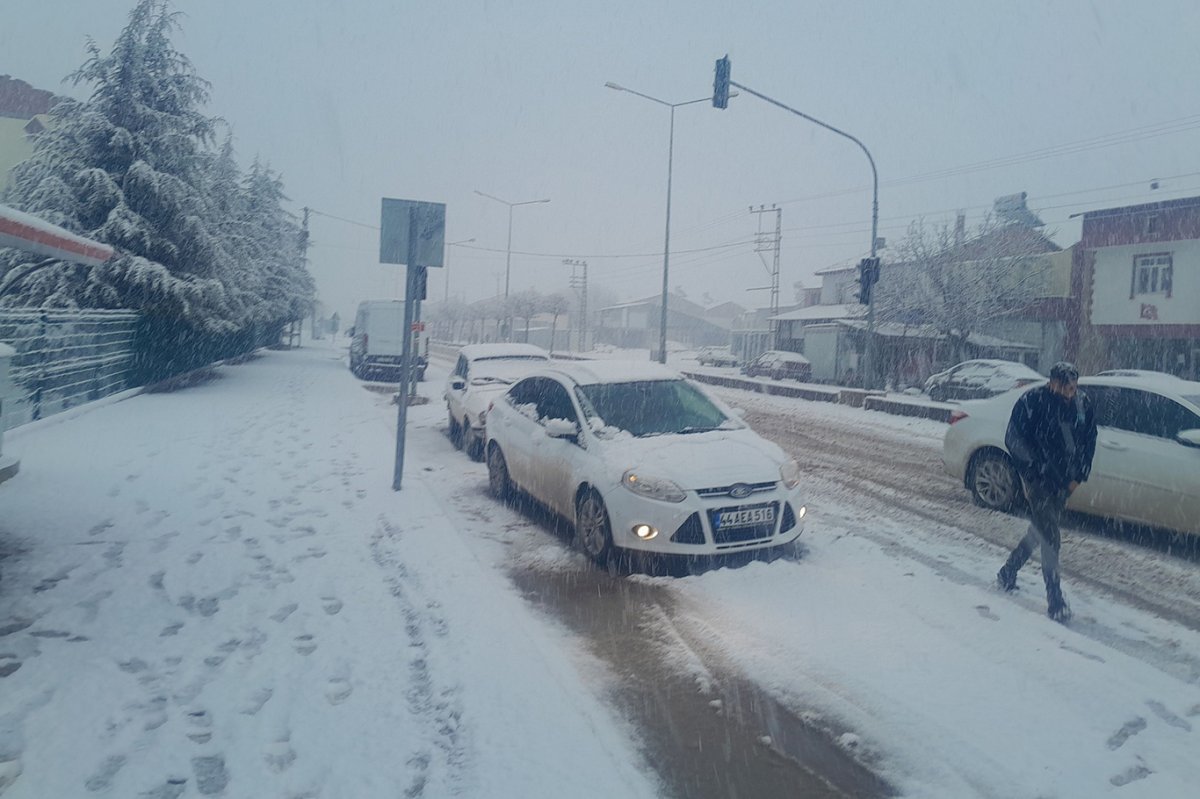 Malatya'da kar yağışı etkili oluyor