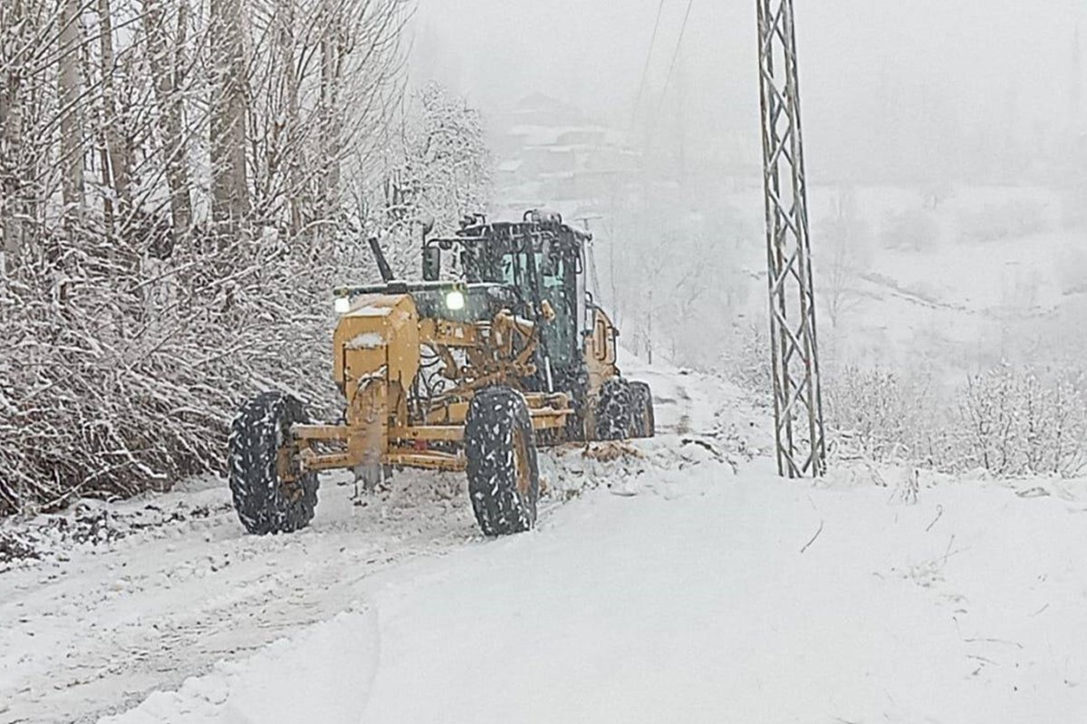 Şırnak'ta kar nedeniyle kapanan okul yolları tekrar açıldı