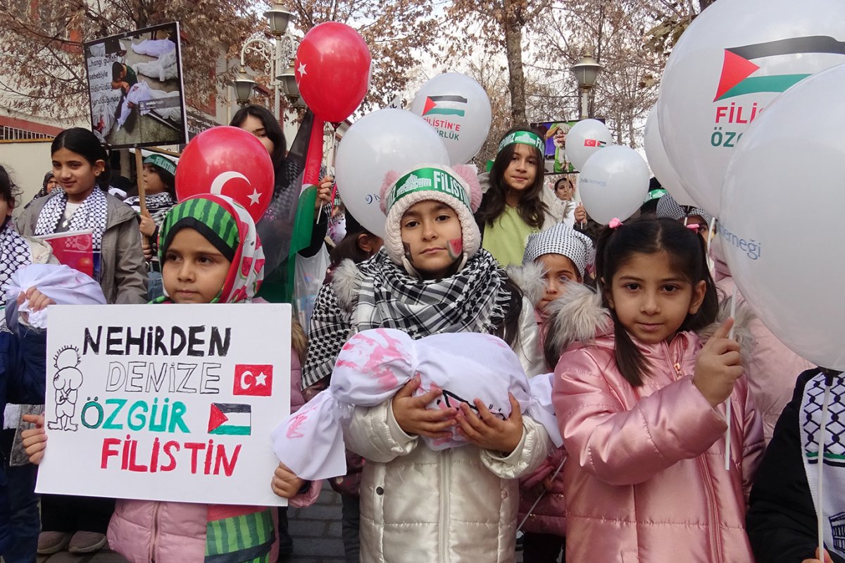 Malatya'da binlerce kişi "Dünya Şehit Çocuklar Günü" için yürüdü