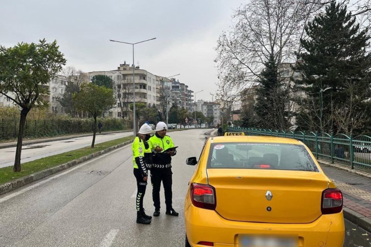 Bursa'daki trafik denetimlerinde araç sürücülerine ceza kesildi