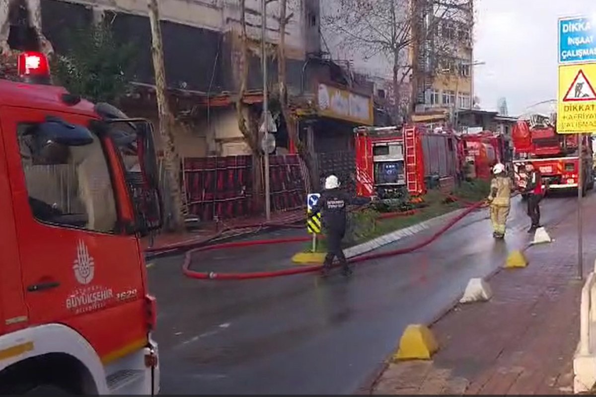 Mecidiyeköy'de yıkım gerçekleştirilen binada yangın