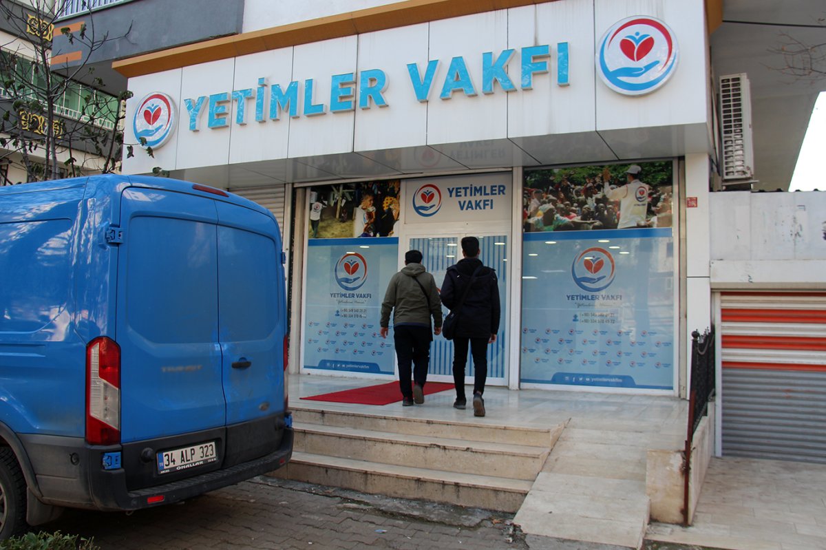 Bilge Gençlik kermes gelirlerini Gazze'ye ulaştırmak üzere Yetimler Vakfına teslim etti