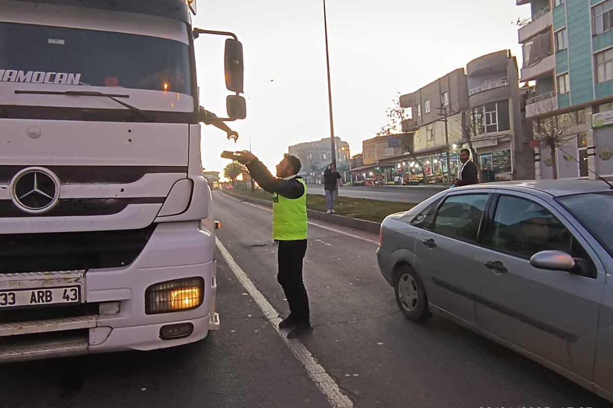 Regaib Kandili'nde araç sürücülerine hurma ve su ikramı