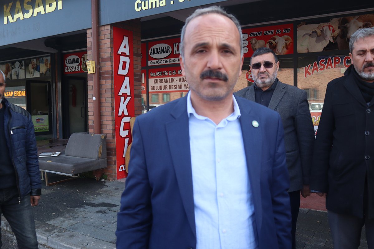 Kurbanlık satışı yapan esnaf, iş yerlerinin tahliye edilmesini istemiyor