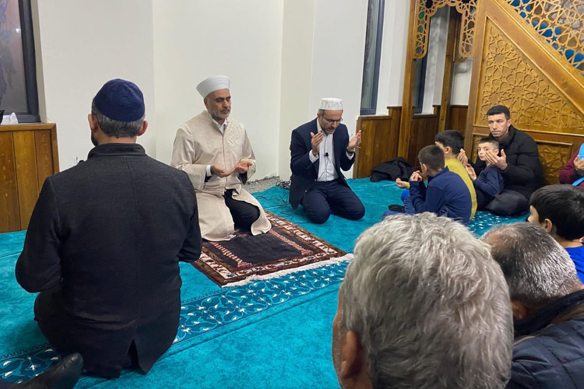 Depremde yıkılan ve yeniden yapılan Evliyaoğlu Camii dualarla ibadete açıldı