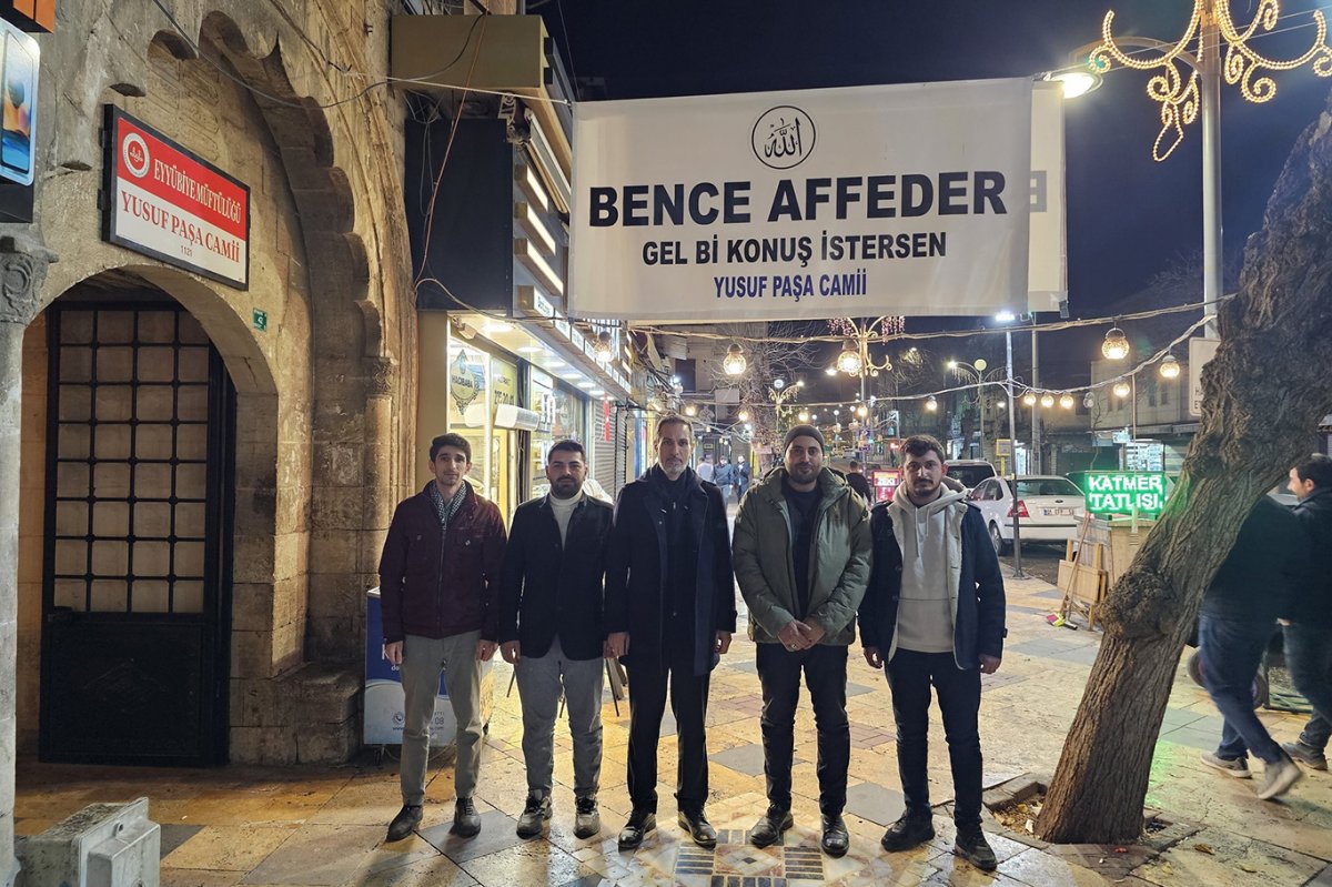 Şanlıurfa'da dikkat çeken pankart: "Bence affeder, gel konuş istersen"