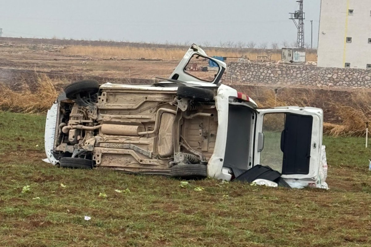 Mardin’de hafif ticari araç devrildi: 2 ölü 4 yaralı