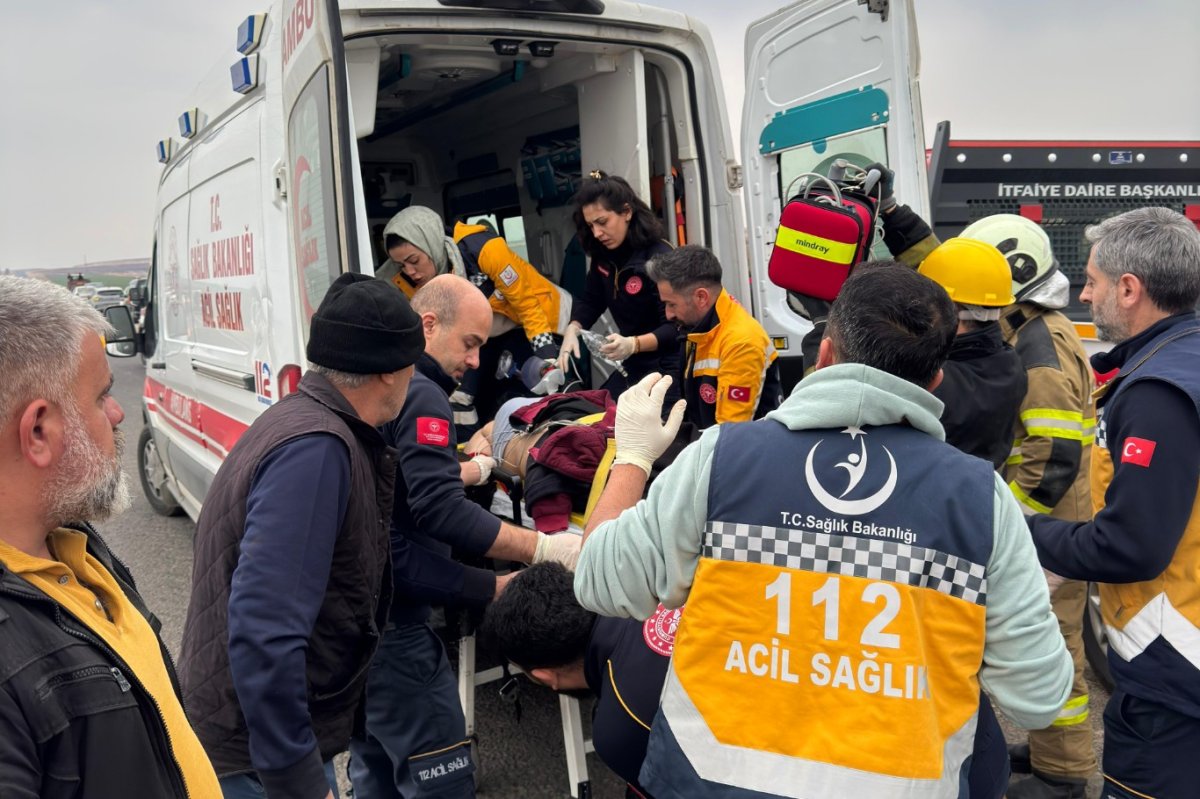 Mardin’de hafif ticari araç devrildi: 2 ölü 4 yaralı