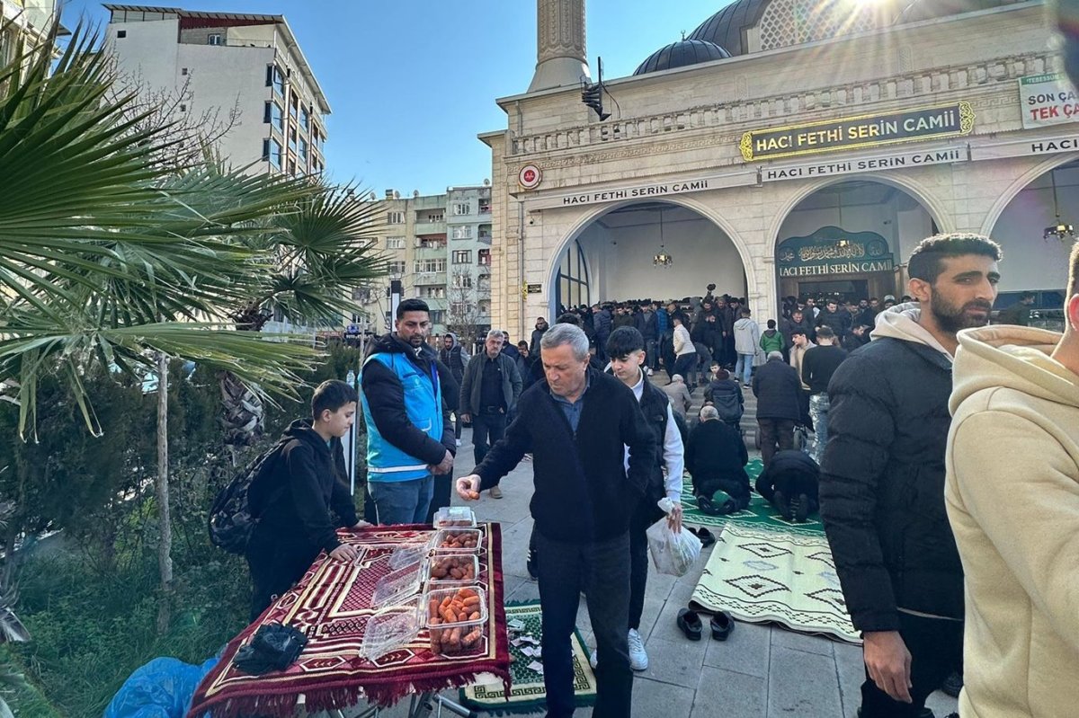 Gazze'de varılan ateşkesin ardından cami cemaatine tatlı ikramı yapıldı