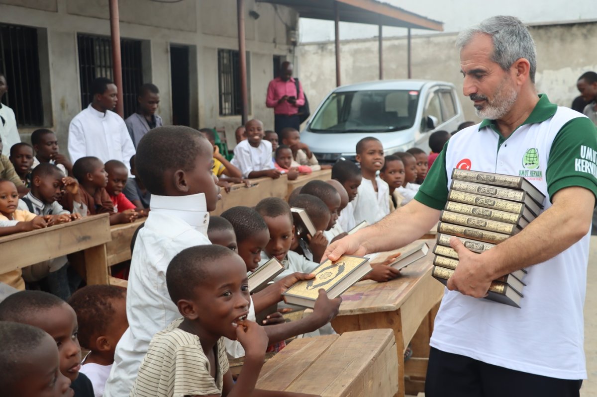 Umut Kervanı'ndan Burundi'de yüzlerce öğrenciye Kur'an-ı Kerim hediyesi