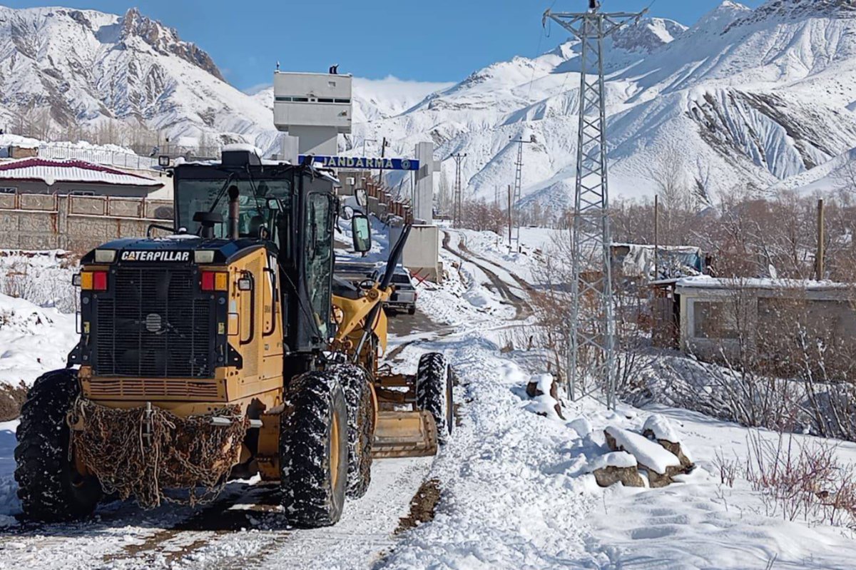 Şırnak'ta kar nedeniyle kapanan yollar ulaşıma açıldı