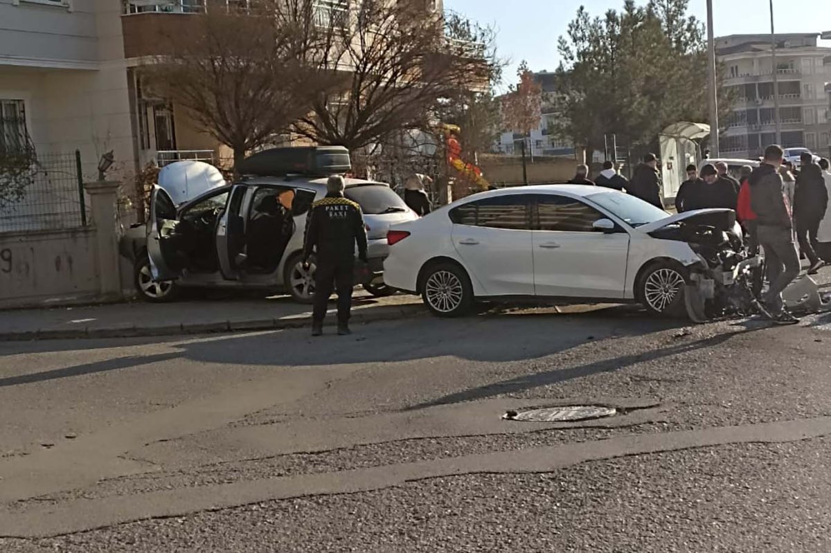 Batman'da otomobiller kafa kafaya çarpıştı: 2 yaralı