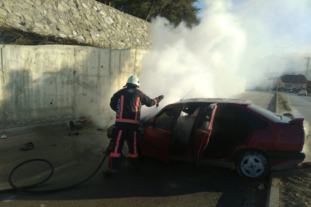 Malatya'da seyir halinde olan otomobil alev aldı