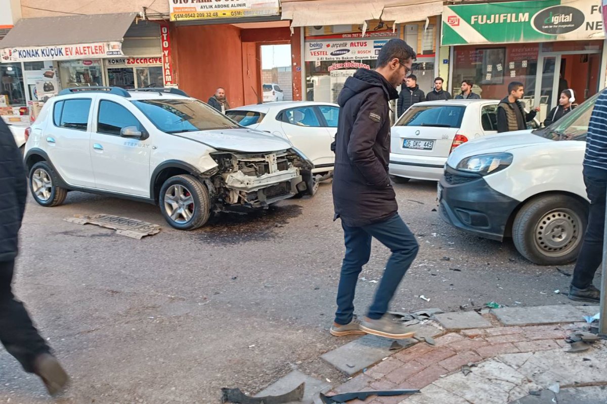 Şanlıurfa’da otomobil kaldırımdaki baba oğula çarptı