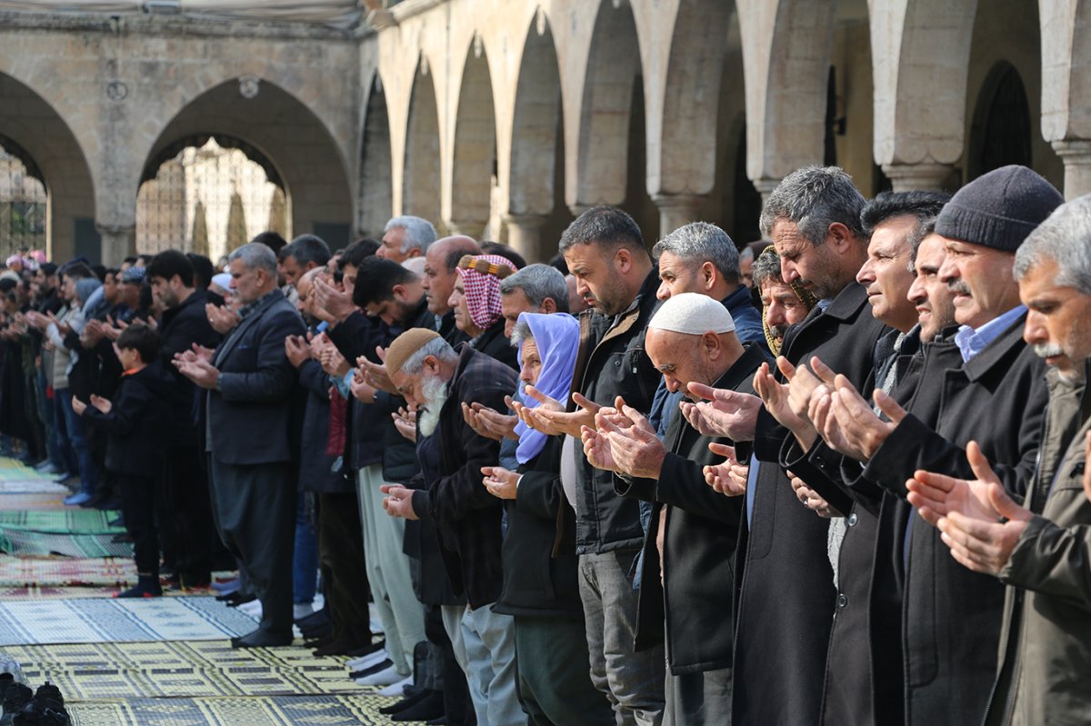 Şanlıurfa'da Cuma namazı sonrası eller yağmur duası için semaya kalktı