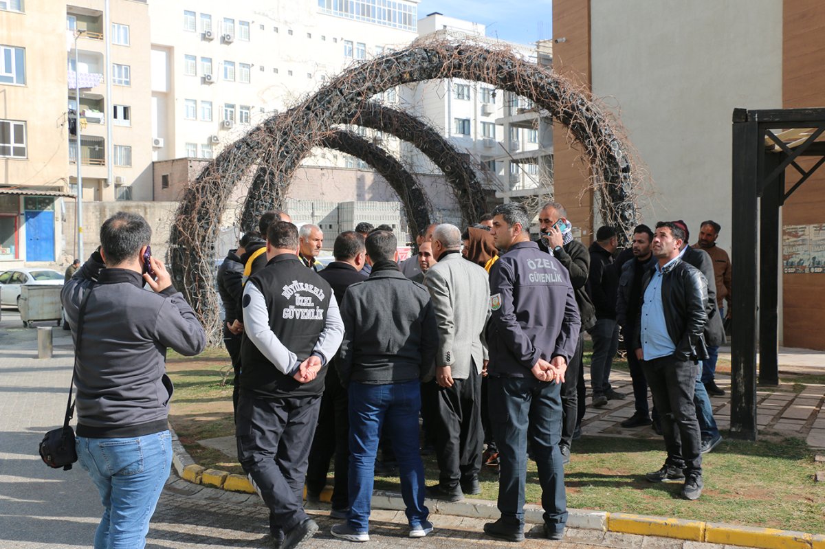 Şanlıurfa'da işten çıkarılan işçiler belediye binası önünde toplandı