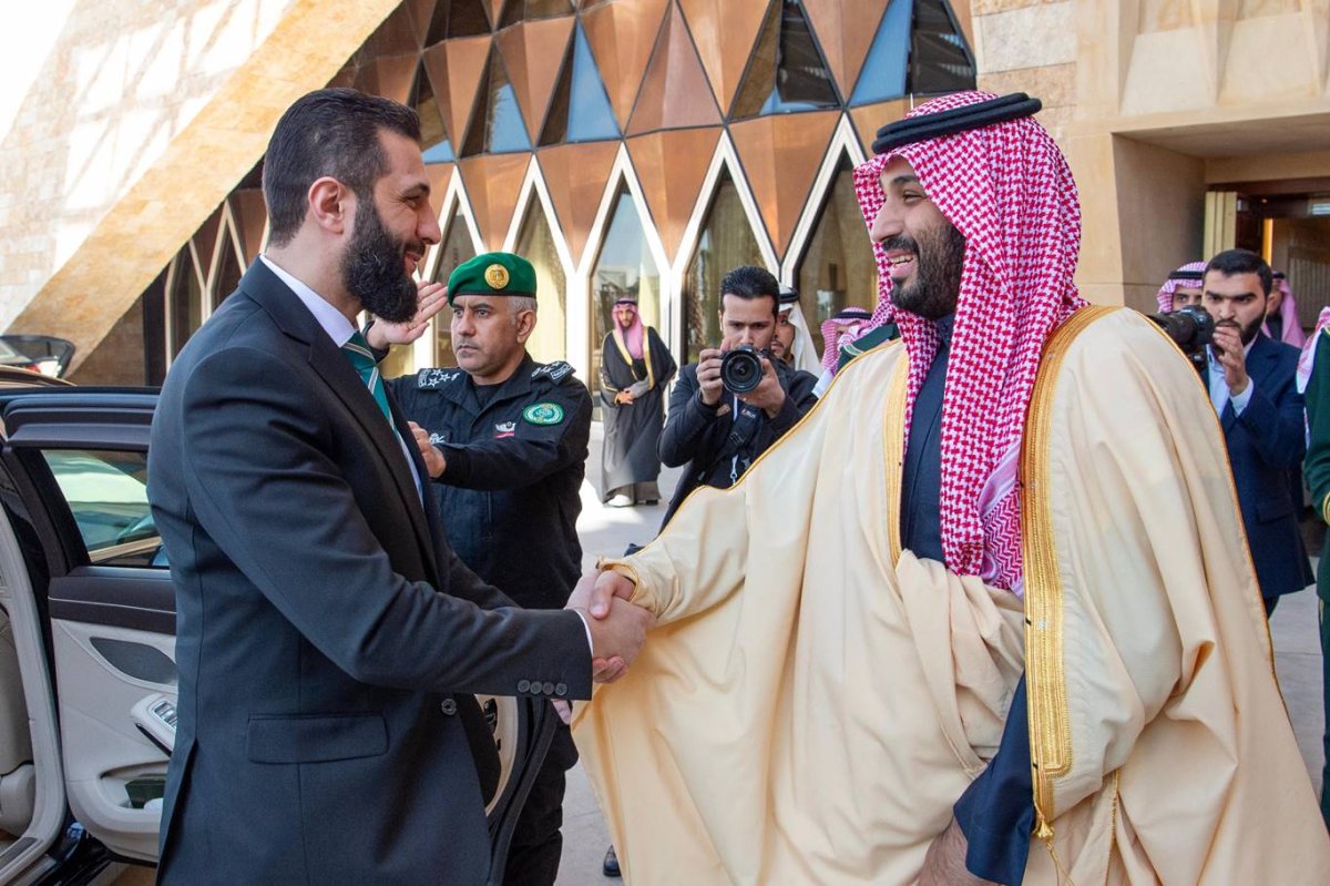 Suriye'nin geçici cumhurbaşkanı ilk resmi yurt dışı ziyareti için Suudi Arabistan'da