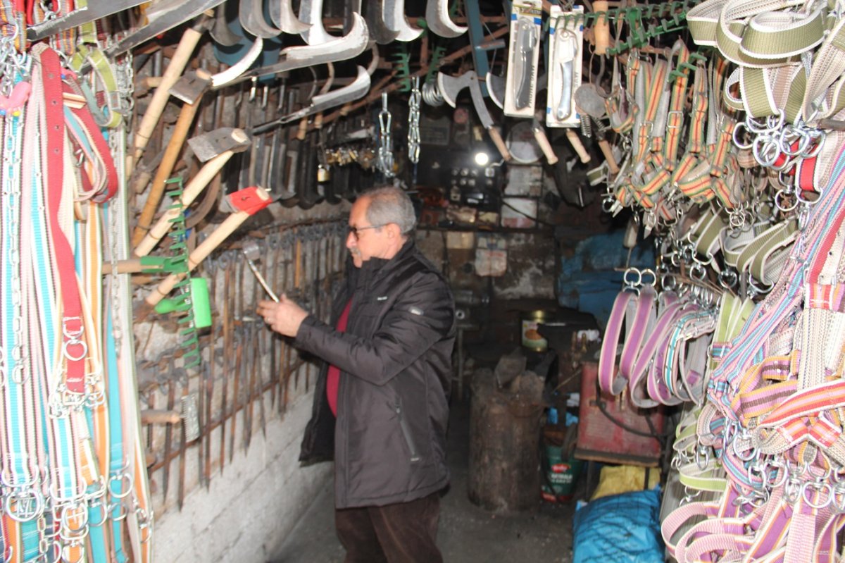 Yarım asırdan fazladır 2 metrekarelik iş yerinden geçimini sağlıyor