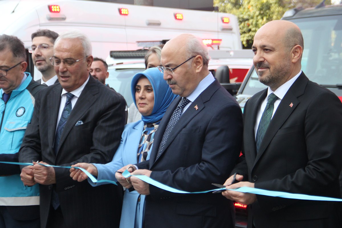 Adana'da Sağlık Bakanlığı tarafından tahsis edilen ambulans ve sağlık araçları törenle teslim edildi