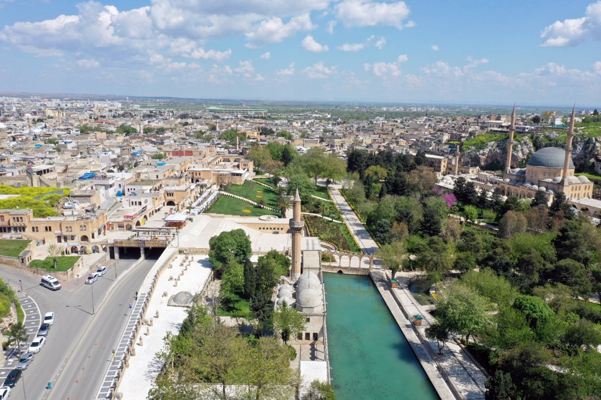 "Manevi makamlara gelirken edep ve usule biraz daha riayet edilmeli"