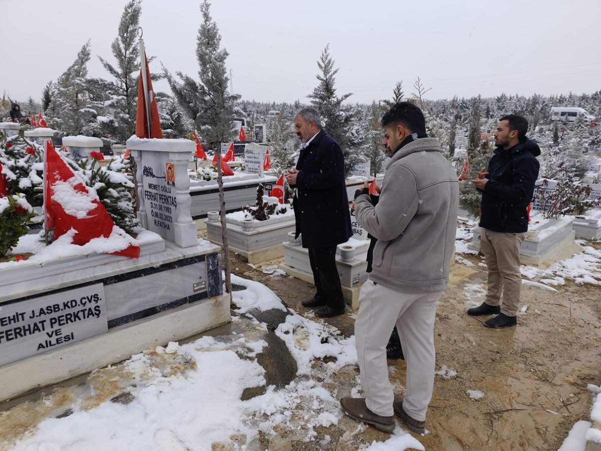 Depremin yıl dönümünde HÜDA PAR Malatya İl Başkanından mezarlık ziyareti