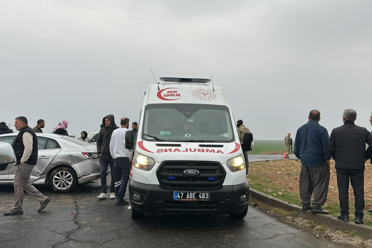 Mardin’de iki otomobil çarpıştı: 2 yaralı