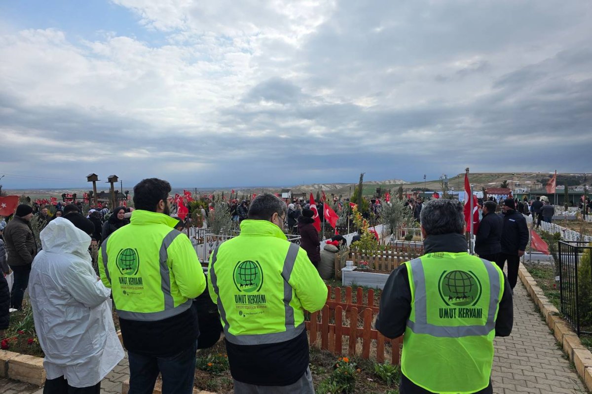 Umut Kervanı, Adıyaman'daki depremde hayatını kaybedenlerin kabirlerini ziyaret etti