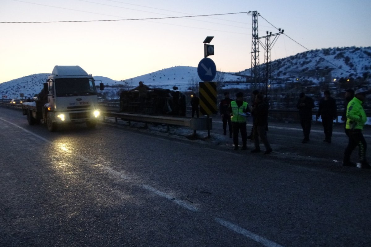 Malatya'da yolcu minibüsü devrildi: 15 yaralı