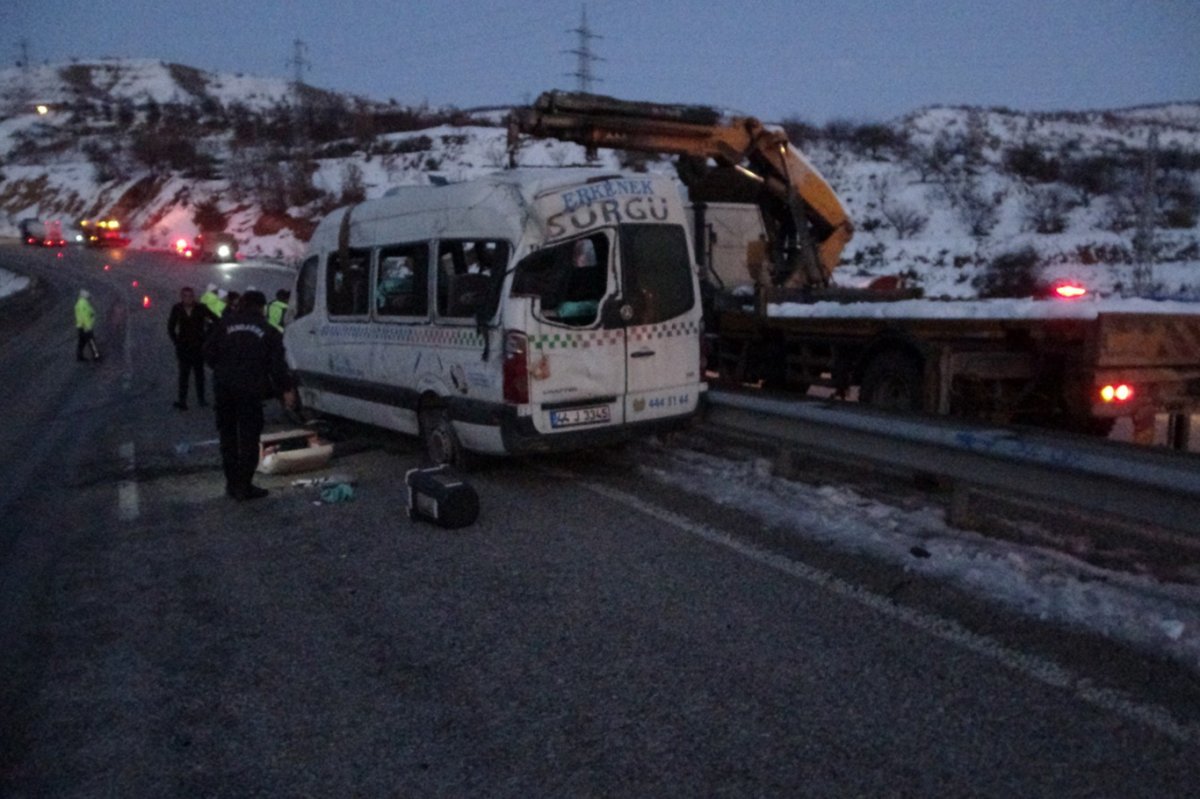 Malatya'da yolcu minibüsü devrildi: 15 yaralı