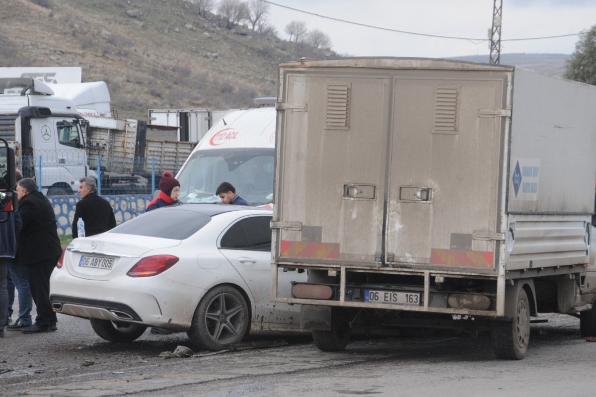 Kamyonet ile otomobil çarpıştı: 5 yaralı