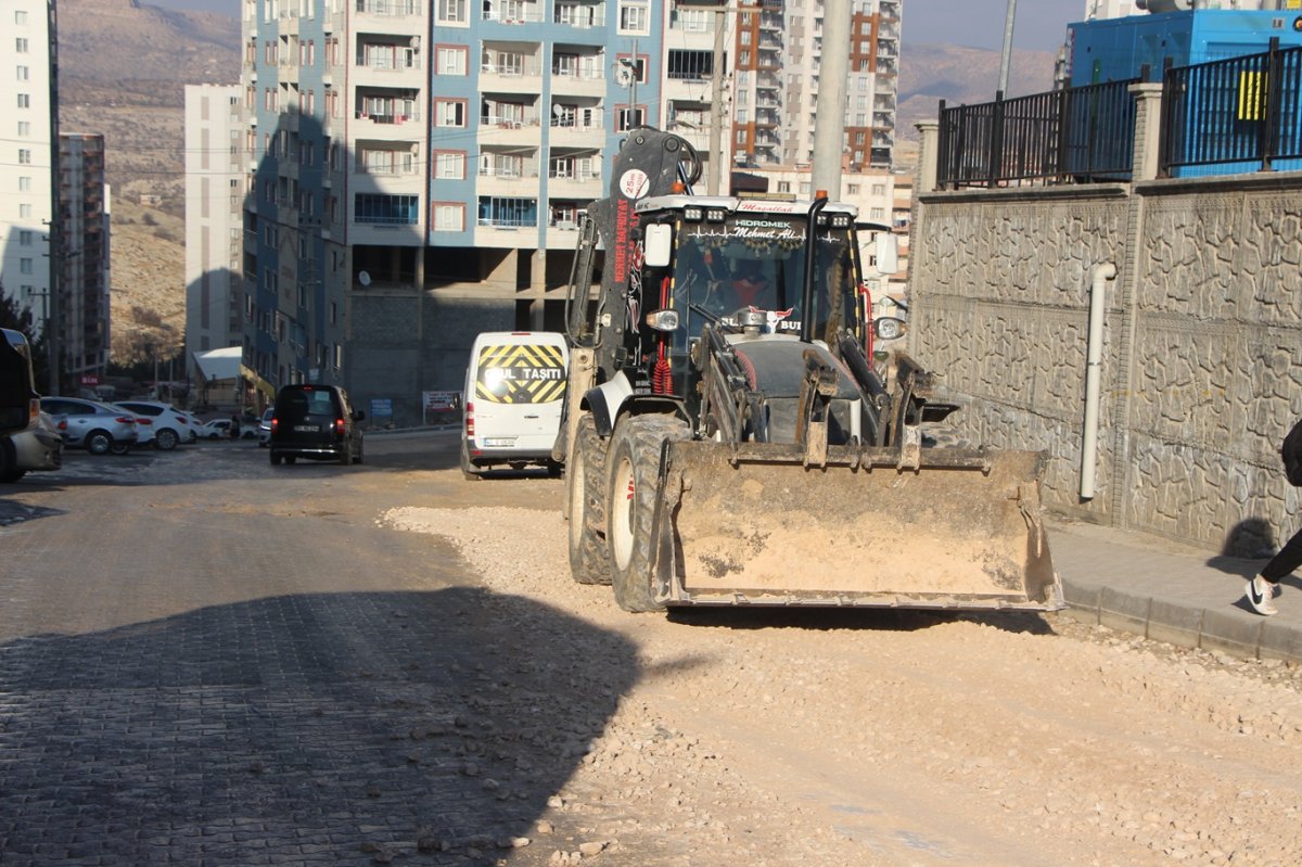 Bir yılı aşkın süredir başlatılan yol çalışmasının bitmemesi vatandaş ve esnafı çileden çıkardı