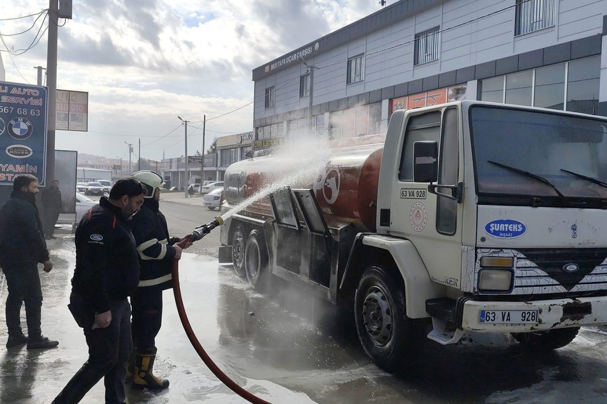 Alev alan yakıt tankeri söndürüldü